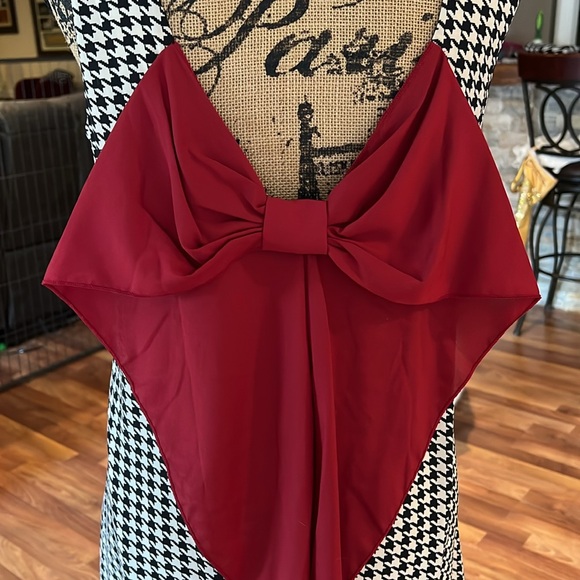Size medium boutique dress houndstooth print with big red ribbon on back - Picture 2 of 4